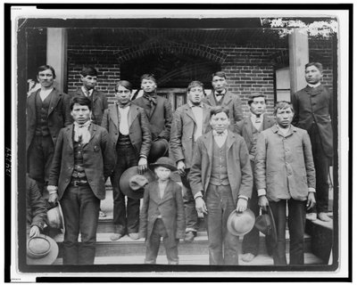 Inheemse Amerikaanse mannen en een jongen geposeerd buiten de Carlisle Indian School, Pennsylvania, c.1890 door American Photographer