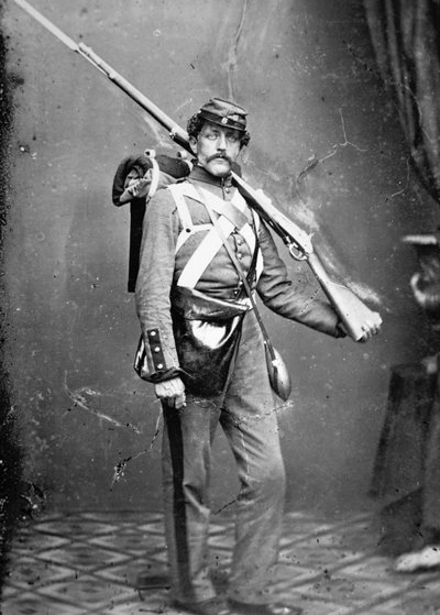 New York State Militiaman met percussiegeweer-musket door American Photographer