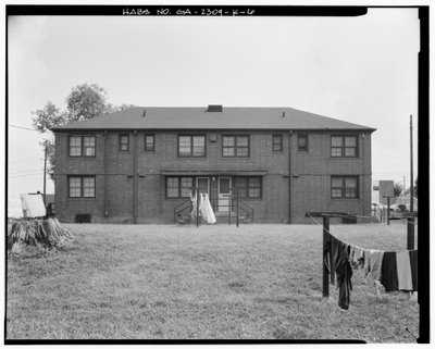 Noordzijde - Clark Howell Homes, Gebouw H-1, 253 Mills Street, Atlanta, Fulton County, GA (zwart-wit foto) door American Photographer