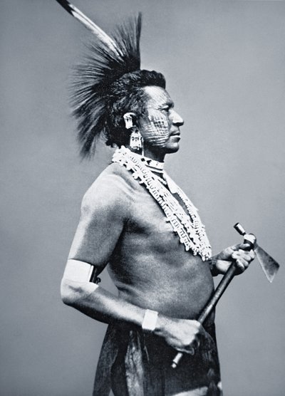 Osage stam krijger met tomahawk pijp, ca. 1875 door American Photographer