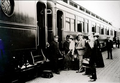 Passagiers die een eersteklas Pullman-wagen van de Chicago, Burlington & Quincy Railroad in 1910 instappen door American Photographer