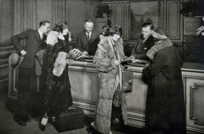 Passagiers kopen kaartjes bij het loket van de Great Northern Railway, Chicago door American Photographer