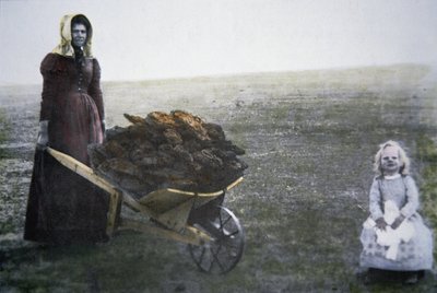 Pioniersvrouw verzamelt koeienmest, Kansas, ca. 1880 door American Photographer