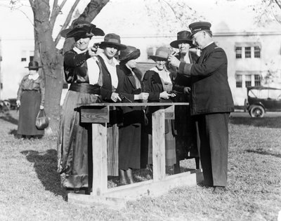 Politieagent leert vrouwen schieten, ca. 1920 door American Photographer