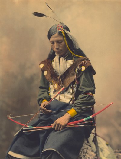 Portret van Oglala Sioux Raadshoofd Bone Necklace door American Photographer