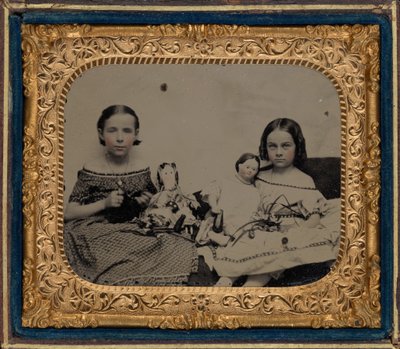 Portret van twee meisjes met poppen,c. 1860 (foto) door American Photographer