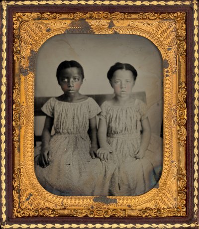 Portret van twee meisjes,c. 1860 (foto) door American Photographer