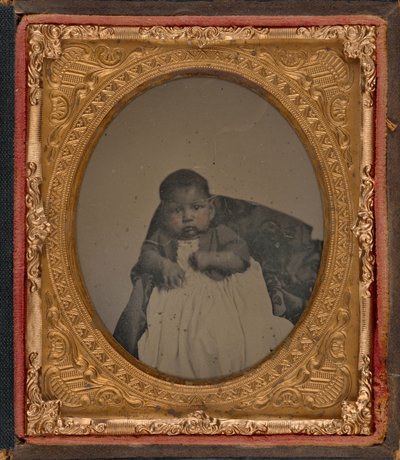 Portret van een baby,c. 1860 (foto) door American Photographer