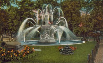 Poughkeepsie: Memorial Fountain (kleurenfoto) door American Photographer