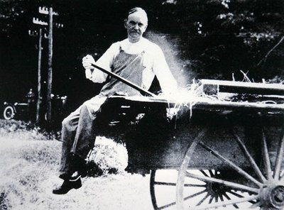 President Calvin Coolidge (1873-1933) poseert als boer tijdens een vakantie in Vermont door American Photographer
