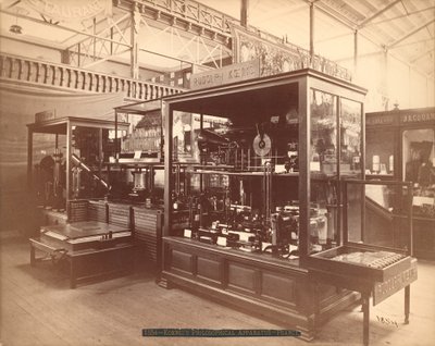 Rudolph Koenigs Tentoonstelling, Filosofische Apparatuur, Hoofdtentoonstelling, Centennial International Exhibition, Philadelphia, 1876 door American Photographer