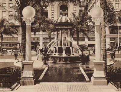 San Diego: Elektrische fontein in Plaza Park, tegenover het US Grant Hotel, geschonken aan de stad door Louis J Wilde (z/w foto) door American Photographer
