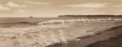 San Diego: Surf bij Coronado Beach, Point Loma in de verte, San Diego (z/w foto) door American Photographer