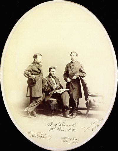 Gesigneerde foto van Ulysses S. Grant en zijn assistenten, Orville E. Babcock en Adam Badeau, in militair uniform, ca. 1865 door American Photographer