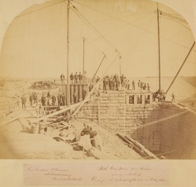 Zuidelijke poort van het nieuwe reservoir, Central Park, tijdens de bouw (albumineprint) door American Photographer