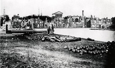 Zuidzijde van het Kanaalbekken, Richmond, Virginia, april 1865 door American Photographer