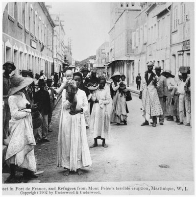 Straat in Fort de France met vluchtelingen na de uitbarsting van Mont Pelee, Martinique, gepubliceerd door Underwood and Underwood, 1902 door American Photographer