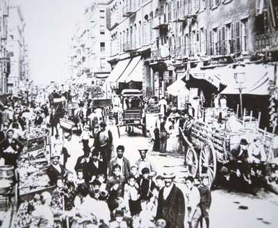 Straatmarkt in Mulberry Street, Lower East Side, New York City door American Photographer