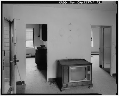 Techwood Homes, Gebouw nr. 3, 559 Techwood Drive & 129-135 Merrit Avenue, Atlanta, Fulton County, GA (zwart-wit foto) door American Photographer