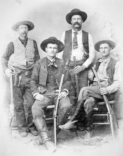 Texas Rangers gewapend met revolvers en Winchester-geweren door American Photographer