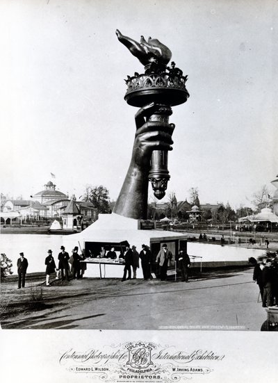 De Hand en Fakkel van het Vrijheidsbeeld, 1876 door American Photographer