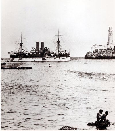 De USS Maine die de haven van Havana, Cuba, binnenvaart, 1898 door American Photographer