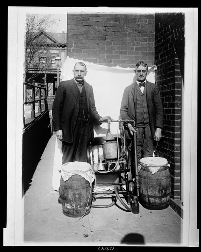 Twee mannen poseren met een whiskystokerij door American Photographer