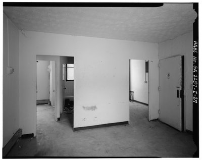 Typisch 2-slaapkamer appartement met ingang naar den, gang met badkamer en slaapkamers (links), ingang naar keuken (rechts) - Techwood Homes, Gebouw nr. 6, 465 Techwood Drive & 119-125 Hunnicutt Street, Atlanta, Fulton County, GA door American Photographer