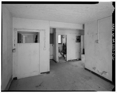 Typisch 2-slaapkamer appartement met wasmachineaansluiting in de hal. - Techwood Homes, Gebouw nr. 6, 465 Techwood Drive & 119-125 Hunnicutt Street, Atlanta, Fulton County, GA door American Photographer