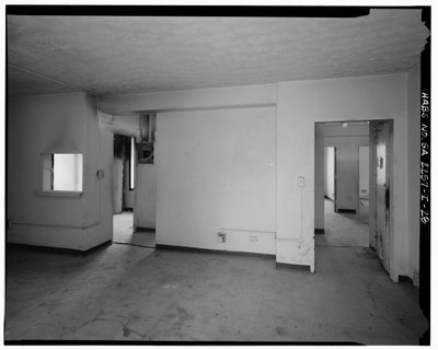 Typische 2-slaapkamer met eetkamer en studeerkamer, gang met toegang tot keuken en badkamer (links), gang naar slaapkamers (rechts) - Techwood Homes, Gebouw nr. 6, 465 Techwood Drive & 119-125 Hunnicutt Street, Atlanta, Fulton County, GA door American Photographer