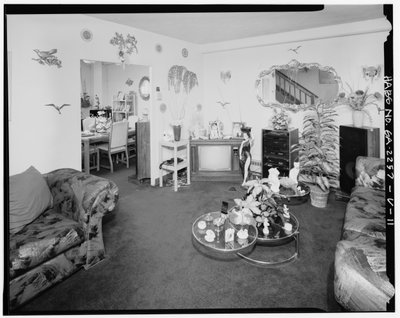 Typisch interieur, familiekamer leidend naar eetkamer. - Techwood Homes, Gebouw nr. 18 door American Photographer