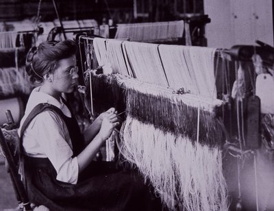 Amerikaanse textielindustrie, textieloperator in Massachusetts katoenfabriek, ca. 1900 (zwart-wit foto) door American Photographer