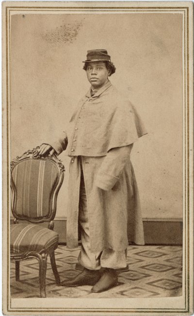Ongeïdentificeerde Afro-Amerikaanse vrouw in uniform door American Photographer