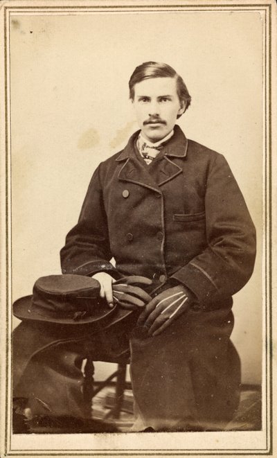 Onbekende man in overjas met hoed en handschoenen door American Photographer