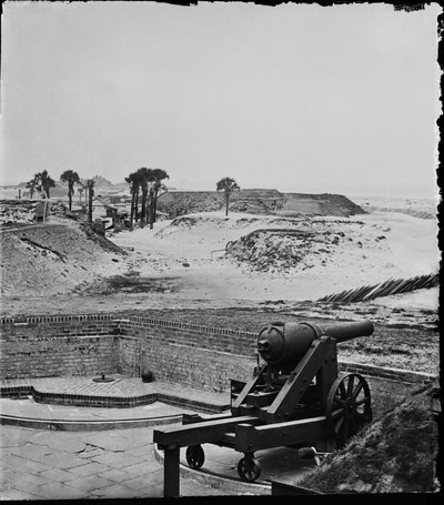 Uitzicht oostwaarts vanaf verlaten Fort Moultrie, Charleston Harbor, South Carolina, april 1865 door American Photographer