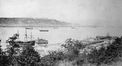 Uitzicht op Quebec City over de haven, ca. 1880-95 door American Photographer