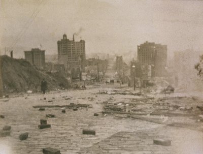 Uitzicht op de skyline van San Francisco met rook van de brand veroorzaakt door de aardbeving, 1906 door American Photographer