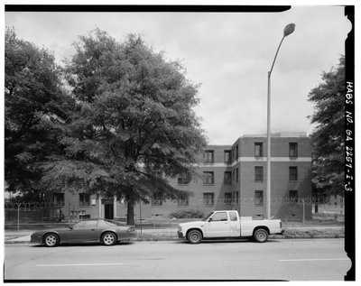 Westzijde, 465 Techwood Drive en 125 Hunnicutt Street (rechts). - Techwood Homes, Gebouw nr. 6, 465 Techwood Drive & 119-125 Hunnicutt Street, Atlanta, Fulton County, GA door American Photographer