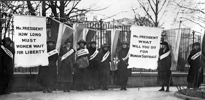 Vrouwenkiesrecht activisten demonstreren voor het Witte Huis, Washington DC, gepubliceerd 1917 door American Photographer