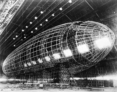 Werelds Grootste Luchtschip bijna voltooid, gepubliceerd in de jaren 1930 door American Photographer