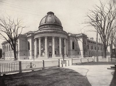 Yale Universiteit: "Rotunda," Woolsey Hall links, Yale Dining-Hall rechts (z/w foto) door American Photographer