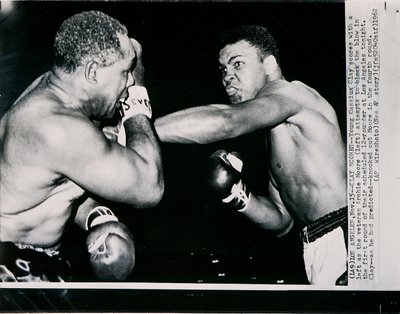 Jonge Cassius Clay scoort met een Linker tegen de Veteraan Archie Moore in de Eerste Ronde van het Gevecht in Los Angeles door American Photographer