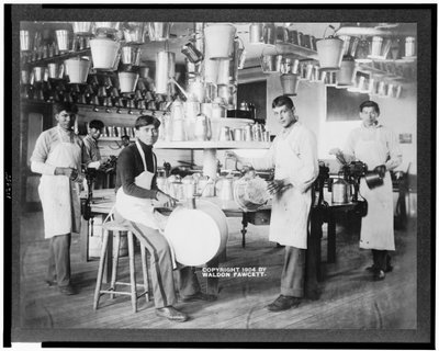 Jonge inheemse Amerikaanse mannen in metaalbewerkingswerkplaats met emmers, waskuipen, gieters en andere metalen voorwerpen, Carlisle Indian School, Pennsylvania, ca. 1904 (zwart-wit foto) door American Photographer