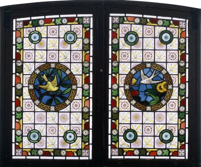 Een paar glas-in-loodramen, ca. 1890 door American School