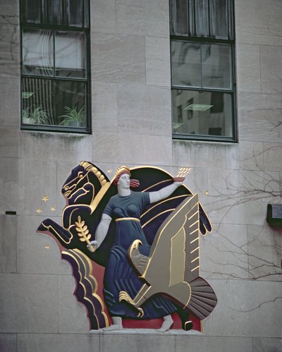 Allegorische scène met een valk en een olijftak, van de buitenkant van een van de 14 gebouwen, gebouwd 1931-40 door American School