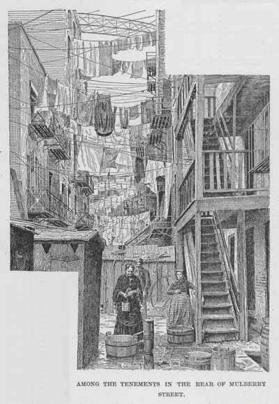 Onder de huurkazernes achter Mulberry Street (litho) door American School