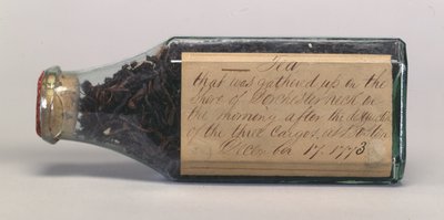 Boston Tea Party theebladeren in een glazen fles, verzameld door T.M. Harris, Dorchester Neck, december 1773 door American School