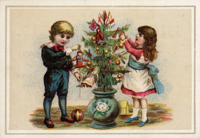 Kinderen versieren een kleine kerstboom door American School
