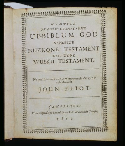 Mamusse Wunneetupanatamwe up-Biblum God (De-hele Heilige zijn-Bijbel God), titelpagina uit De Bijbel, ook bekend als de Eliot Indian Bible, vertaald in de Massachuset-taal door de Eerwaarde John E door American School