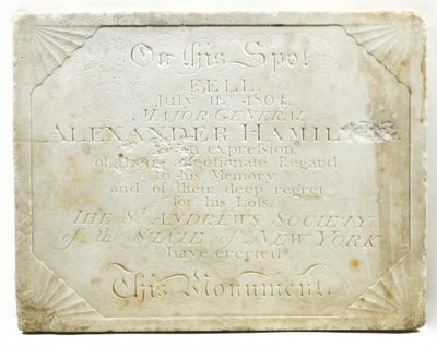 Plaquette voor het cenotaaf dat de plek markeert waar Alexander Hamilton dodelijk gewond raakte tijdens een duel met Aaron Burr, ca. 1805 door American School